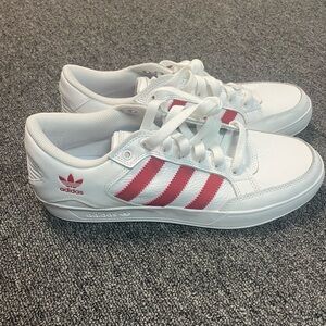 Adidas HardCourt Low size 10.5 Mens Sneaker New